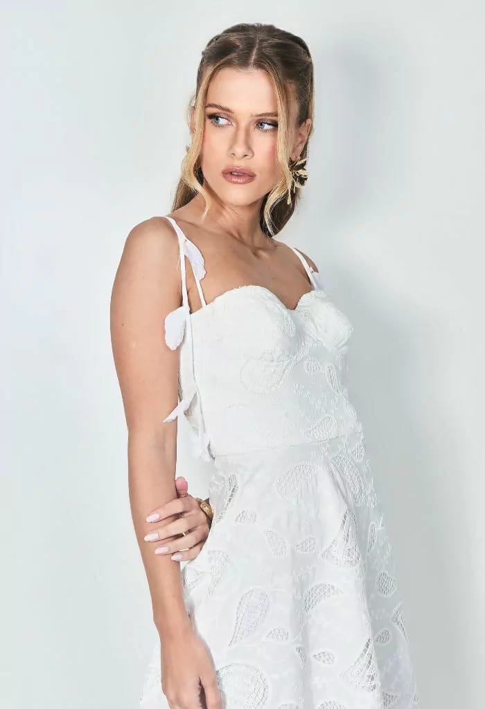 Vestido Midi Laise Branco Com Acessórios em Flores