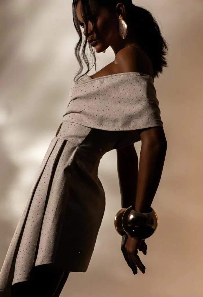 Vestido com Brilho e Detalhe Sobreposto